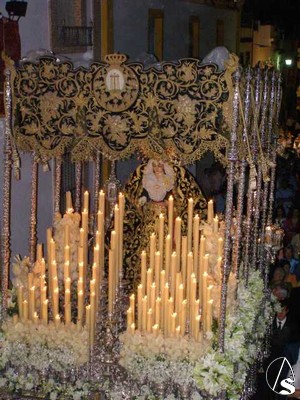 La Soledad durante su recorrido por las calles alcalareñas en la procesión extraordinaria de Junio de 2006  