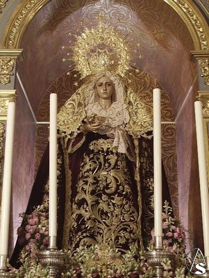 La Virgen de la Amargura se venera en un camarn en la cabecera de la nave lateral derecha de la parroquia 