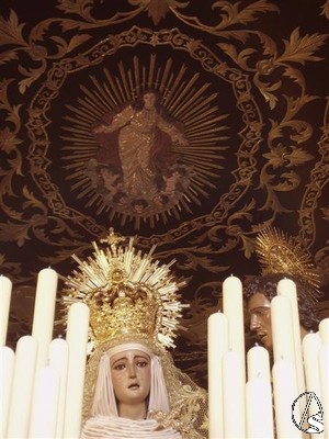 En la gloria del techo de palio se encuentra la Inmaculada Concepcin, rplica de la titular de la hermandad y venerada en el retablo mayor