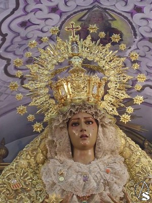 La Virgen fue coronada el 30 de noviembre de 1959, en la rfaga de la corona estan las medallas de numerosas patronas de Espaa y en el canasto se situaron otras cuatro imgenes en plata, la Virgen de Cuatrovitas, la Virgen del Pilar, la Virgen del Roco y la Virgen de Guadalupe 