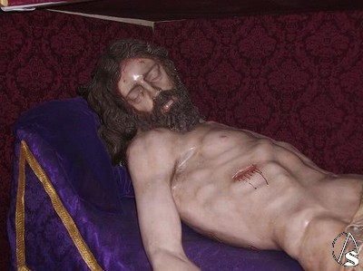 El Santsimo Cristo Yacente sustituy a una antigua imagen de escayola a la que daba culto la Hermandad 