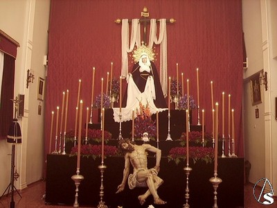 Altar montado por la corporacin para el besapies de Jess descendido 