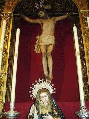 Cristo de la Vera Cruz y una dolorosa pequeñita a sus pies 