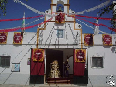 Fachada principal de la capilla engalanada para la visita de la patrona, Ntra. Sra. de la Granada en la procesin extraordinaria con motivo de su coronacin 