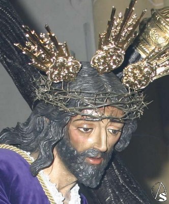 En algunas ocasiones se le coloca a la imagen del Nazareno una corona de espinas 