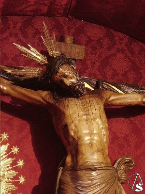 Para prevenir el ataque de xilfagos el Cristo esta realizado en madera de cedro ahuecada y quemada por dentro 