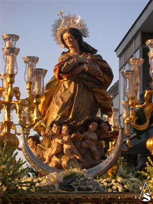 La Virgen de la Aurora representa la asuncin de Mara a los cielos. Es una escultura de madera policromada y estofada 