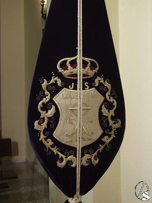 Estandarte corporativo en el que se lee el lema LXX VECES VII