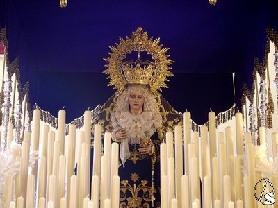 La Virgen del Mayor Dolor espera en su paso de palio en la mañana del Viernes Santo