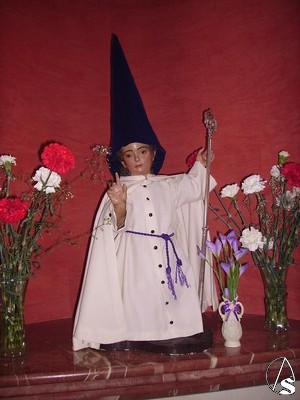 Niño de la imagen de San José vestido con el hábito nazareno