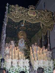 La Virgen luce una saya de tisu de plata con bordados de Elena Caro de 1946 