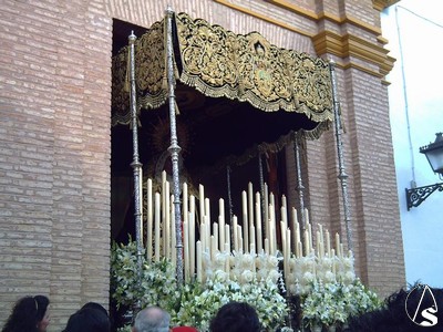 Dificultosa salida del palio por la puerta de la Iglesia de la Purisima Concepcin 