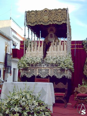Paso de palio de la virgen de los Dolores en el altar instalado para la imposicin a la dolorosa de la medalla de oro de la Villa de Villaverde 