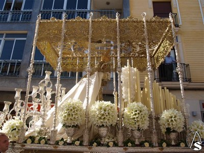  La Virgen del Rosario procesiona bajo palio obra del taller de Esperanza Elena Caro, la orfebrera es obra del taller de Villarreal y cuelga de sus 12 varales 12 rosarios de oro