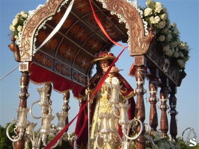 La Virgen del Rosario en su carreta de madera 