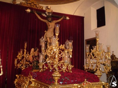 El paso del crucificado es de Manuel Guzmán bejarano tallado en 1960 y dorado por Herrera y Feria 