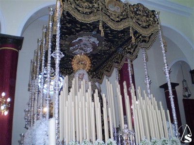 El paso de palio tiene bordados en oro confeccionados en el convento de Santa Isabel y orfebrera de Villarreal, realizado en sucesivos aos a partir de 1958. 