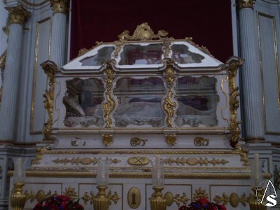 Durante el septenario la urna del Cristo Yacente es colocada en un lateral de la ermita 