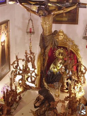 Al fondo la Virgen del Rosario, titular letfica de la cofrada 