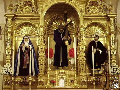 Las imgenes titulares se encuentran en un hermoso retablo realizado por Manuel Guzmn Bejarano y dorado por Manuel Calvo Carmona 