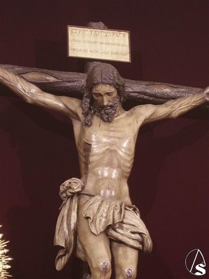 El crucificado est inspirado en el Cristo del Amor de Sevilla y representa a Jess muerto en la Cruz. No suele procesionar ni con corona de espinas ni con potencias, pero en casos especiales ambas les son colocadas