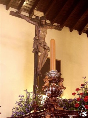 El Cristo del Amor montado en su paso das antes de su salida procesional el Jueves Santo
