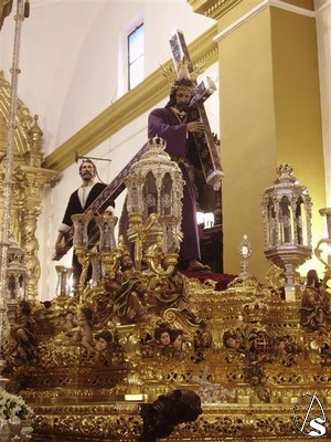 Ayuda al nazareno a cargar con su cruz de carey de fines de XVII la imagen de Simn de Cirene, obra de Francisco Escamilla 