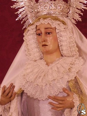Desde finales del siglo XIX acompaaba el paso de la Virgen en sus respectivas procesiones cuaresmales a otras hermandades de la localidad, pero sin que en ningn momento formara parte de ninguna de estas cofradas 