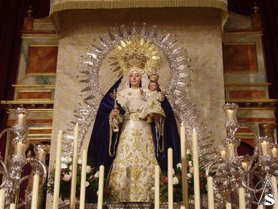 En el retablo principal de la capilla de San Sebastin es venerada la imagen de la Santsima Virgen de los Remedios, el retablo esta construido con diversos materiales en tonalidades claras 