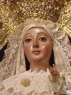La imagen de la Virgen de los Remedios es de gloria aunque en Semana Santa procesiona bajo palio vestida de dolorosa y sin nio 
