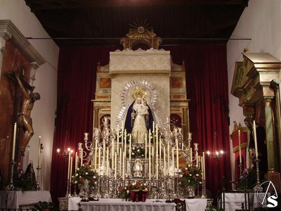 A ambos lados del altar mayor se encuentran las imgenes del Cristo de la Vera Cruz y Jess Cautivo 