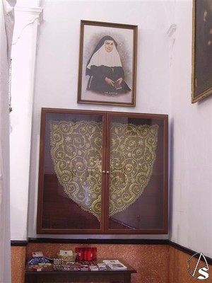 La hermandad posee en la capilla un cuadro de Santa Ángela, titular de la hermandad, y una imagen de talla en el convento de las hermanas de la Cruz 