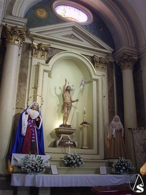 Los titulares de la cofrada reciben culto en un altar situado a los pies de la nave de la epstola 