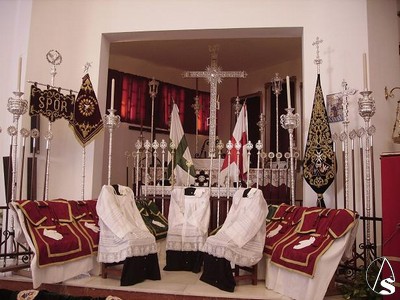 Altar de insignias de la cofradía en la capilla donde reciben culto las imágenes 