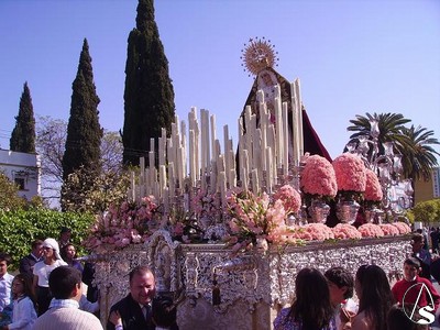 La Virgen de los Dolores en su paso sin el palio el Domingo de Resurrección