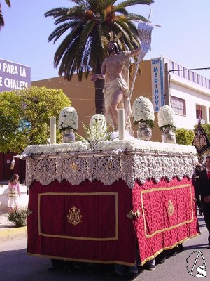Imagen de Jesús Resucitado que procesiona en la mañana del Domingo de Resurrección