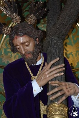 El feligrs Jos Moreno Moreno encarg a la escultora Encarnacin Hurtado de la vecina localidad de Utrera la hechura de este crucificado