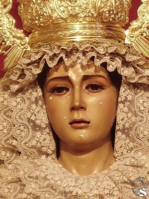 El rostro de la Soledad nos recuerda a otras dolorosas realizadas por el mismo escultor 