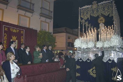  El palio de la Virgen de la Soledad, ante el palquillo de autoridades de la Carrera Oficial palaciega.