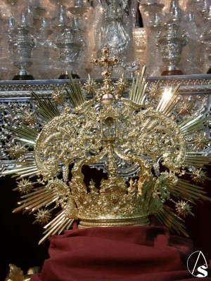 Corona realizada por Orfebrera Triana y diseada por Sergio Cornejo