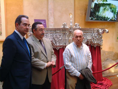 El hermano mayor Bienvenido Pueyes, Antonio Silva, Director de Fiestas Mayores y Juan Antonio Borrero