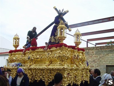 La tarde del Viernes Santo el Nazareno vuelve a procesionar acompaado de Simon de Cirene sobre un paso neobarroco estrenado en 1993 