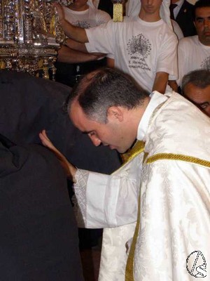 El Sacerdote de Alcalá y pregonero de la Semana Santa de Sevilla Ignacio Sanchez Dalp llama a los costaleros durante la salida extraordinaria de la Virgen