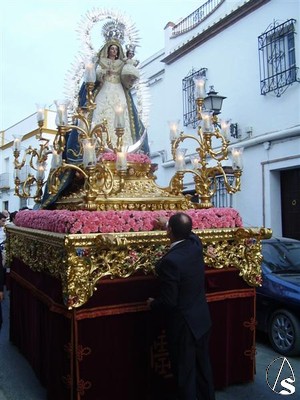 Discurrir de la procesin de la Virgen de los Remedios por las calles de Marchena 