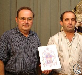 Dub de Luque entrega al ceramista Joaqun Soriano el boceto del retablo para el Buen Fin.
