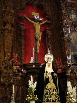 La Esperanza vestida de luto en noviembre a los pies del Cristo de la Expiracin 