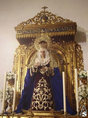 Retablo lateral de la Virgen tallado por Rafael Barbero y ampliado y dorado por Manuel Guzmn Bejarano 