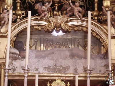 Urna con el santisimo Cristo Yacente 