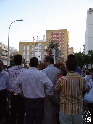 Cofrades granadinos viendo la procesión