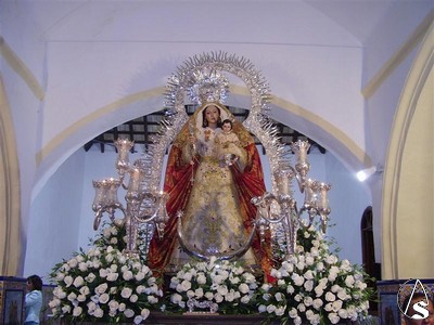 La Virgen del Rosario preparada para su salida procesional del mes de Octubre 
